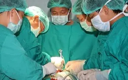 Phẫu thuật thành công cho bé gái có trái tim ngoài lồng ngực