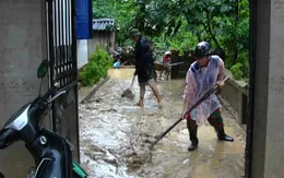 Quảng Ninh: Người dân tương trợ lẫn nhau dọn dẹp bùn đất sau mưa lũ