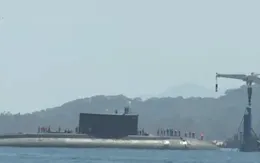 Tàu ngầm Kilo 185 - Khánh Hòa cập cảng Cam Ranh