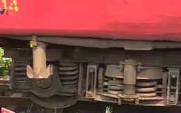 Tàu từ Hà Nội đi Lào Cai trật bánh tại ga Yên Viên