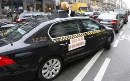 Lái xe taxi Pháp phong tỏa giao thông phản đối dịch vụ Uber