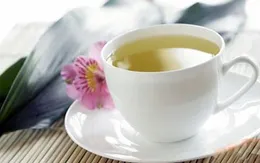 Uống trà không đúng cách có thể gây giòn xương?