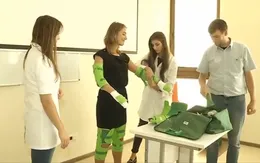 Trang phục mô phỏng dạy y bác sĩ tương lai cảm thông với người bệnh
