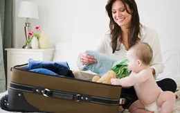 Hai nhóm vật dụng cần thiết cho trẻ khi đi chơi xa