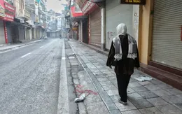 Thảnh thơi đi bộ trên hè phố ngày đầu năm