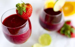 Mỹ: Hàng chục người đau gan do uống sinh tố dâu tây