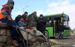 Chuyến xe bus đầu tiên đưa người dân trở về nhà ở Aleppo