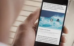 Người Nhật đọc báo bằng điện thoại di động