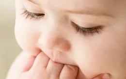 Cắt lông mi cho trẻ có thật sự giúp dài, đẹp hơn?