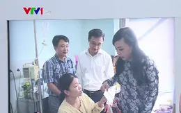 Bộ trưởng Bộ Y tế thăm, tặng quà bệnh nhi ung thư
