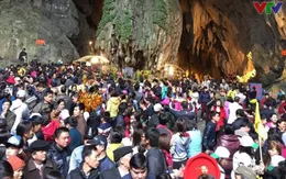 Đường vào Chùa Hương chật cứng người