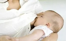 Giúp trẻ bị hở môi, vòm miệng bú mẹ sau sinh