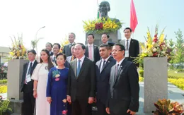 Chủ tịch nước đặt vòng hoa tại tượng đài Bác Hồ và cuộc gặp lịch sử ở Madagascar