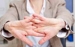 Bẻ khớp ngón tay tốt cho sức khỏe