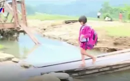 Hà Tĩnh: Cầu độc đạo bị cuốn trôi, người dân "đánh đu" tính mạng trên cầu tạm