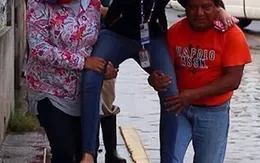 Nữ phóng viên Mexico bị đuổi việc vì để dân cõng qua vũng nước