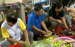 Café sáng với VTV3: Cán bộ phường chung tay nấu cơm từ thiện cho người dân nghèo