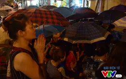 Hà Nội: Người dân đội mưa dự lễ Vu Lan tại chùa Phúc Khánh