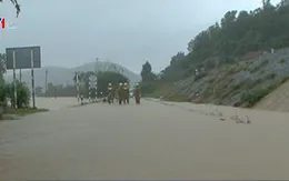 5 đoàn tàu Bắc - Nam bị kẹt ở ga Phú Hiệp (Phú Yên) do mưa lũ