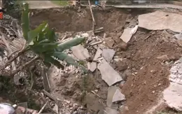 Cận cảnh "hố tử thần" sâu 11m xuất hiện tại Hà Nội