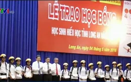 Công ty 4 Oranges trao 400 suất học bổng cho học sinh nghèo hiếu học