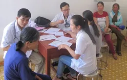 Khám, chữa bệnh cho người dân vùng lũ tỉnh Bình Định