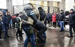 Đặc nhiệm Ukraine bất ngờ khám xét Làng Sen của người Việt