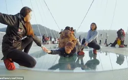 Thử thách Mannequin trên cầu kính lớn nhất thế giới