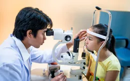 Cảnh báo gia tăng số trẻ bị tật khúc xạ khi hè về