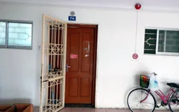 Mẹ nhốt con gái 11 tuổi nhiều năm trong nhà, không cho đi học