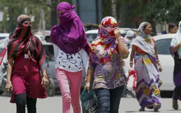 Ấn Độ nắng nóng, dép chảy dính chặt xuống mặt đường