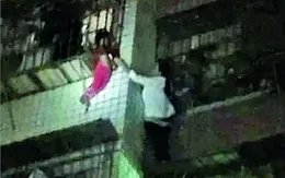 “Người nhện" cứu bé 2 tuổi lơ lửng ngoài cửa sổ