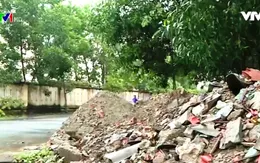 Đường phố ở Huế ngập rác thải xây dựng