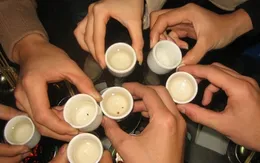 Uống bia nhiều tác hại như uống rượu