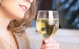 Mẹo tránh đau đầu khi uống rượu vang