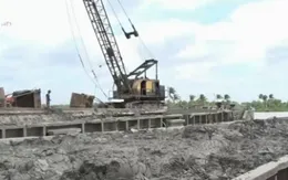 Tạm giữ 3 sà lan chở 600 tấn chất thải khả nghi trên sông Sài Gòn