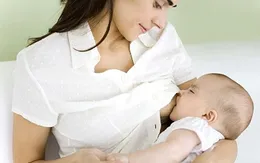 Sữa mẹ là nguồn thực phẩm chính khi bé ăn dặm