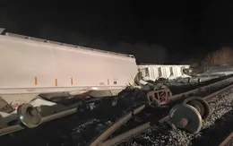 Mỹ sơ tán hàng chục hộ dân vì tàu chở hóa chất trật bánh