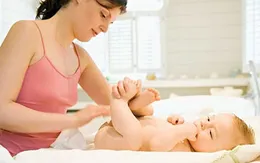 Massage cho trẻ sơ sinh - nên hay không?