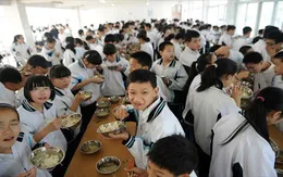 Hơn 300 học sinh Trung Quốc bị ngộ độc thực phẩm
