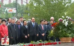 Thủ tướng dâng hoa tại tượng đài Chủ tịch Hồ Chí Minh ở Moscow