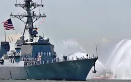 Tàu hải quân Iran áp sát tàu khu trục Mỹ