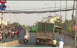 Xe tải ngang nhiên chạy vào giờ cấm