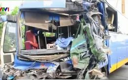 Quảng Ngãi: Xe khách đối đầu xe chở keo, 14 người thương vong