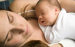 Cho con bú sữa mẹ mang lại lợi ích cho cả hai mẹ con