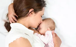 Sữa mẹ và sữa công thức đối với trẻ nhỏ