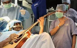 Ấn Độ: Bệnh nhân chơi guitar trong quá trình phẫu thuật não