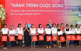 Hội Bảo trợ Trẻ em Kon Tum tặng xe đạp cho trẻ em có hoàn cảnh khó khăn