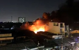 TP.HCM: 3 kho xưởng bị lửa thiêu rụi trong đêm