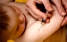 Cứu bé 3 tháng tuổi sốc phản vệ độ 4 sau tiêm kháng sinh
